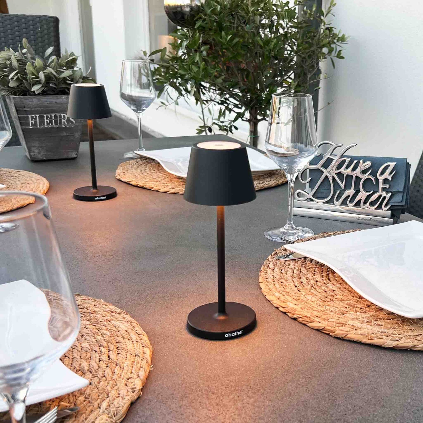9 Stück abathe LED-Akku Tischleuchten "mini" schwarz mit einer 9-fach Aufladestation