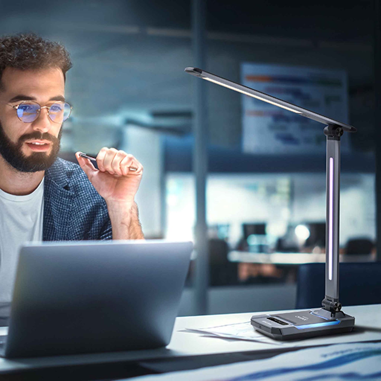 Lampe im Büro mit einem Laptop an dem gearbeitet wird