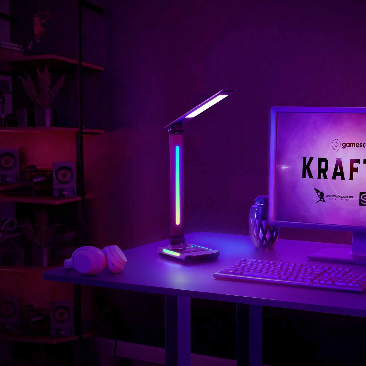 Lampe auf einem Schreibtisch mit Bildschirm