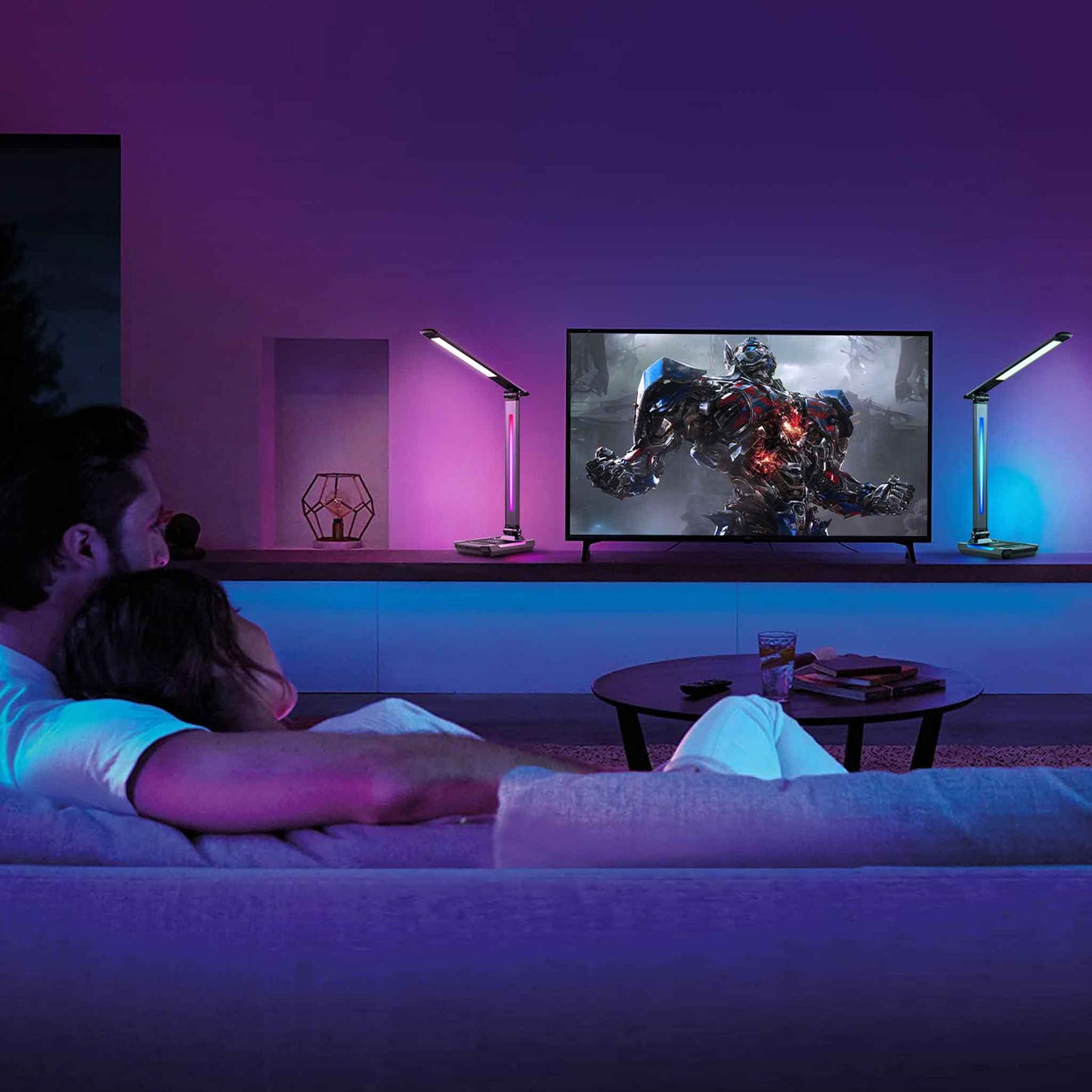 Zwei Lampen neben einem Fernseher