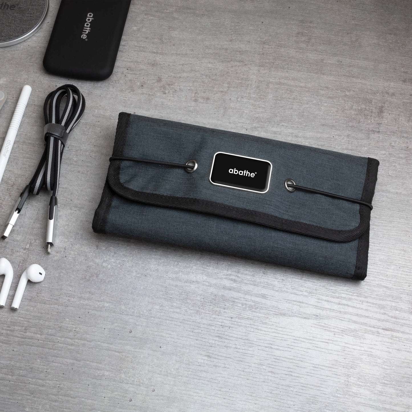 Tasche auf dem Tisch