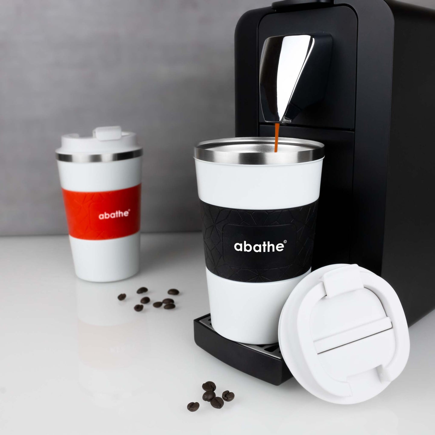 Becher unter der Kaffeemaschine