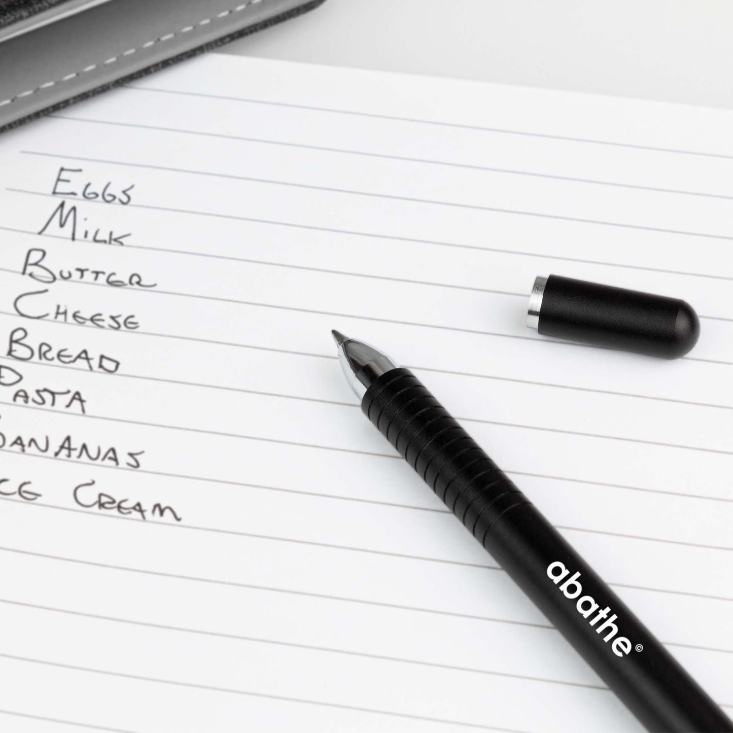 Stift und Papier auf welchem geschrieben wurde