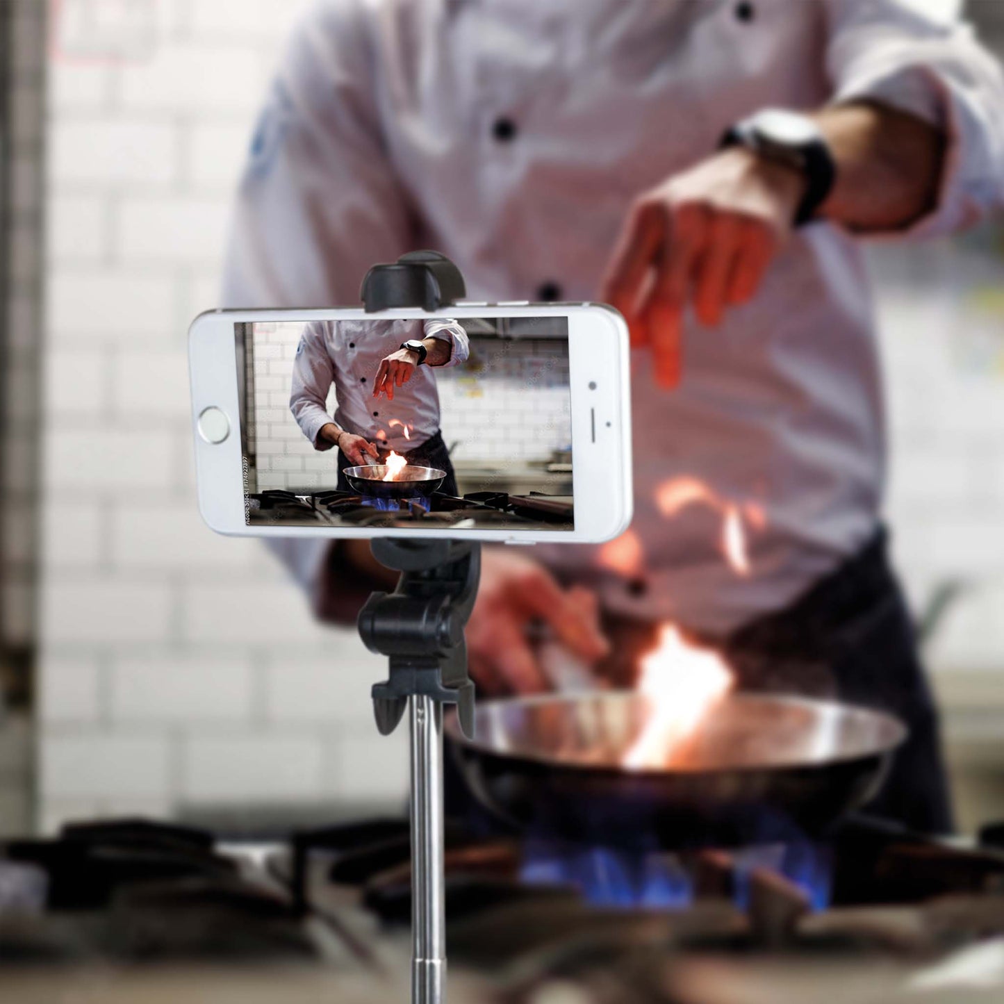 Selfiestick im Einsatz in der Küche beim Kochen gefilmt