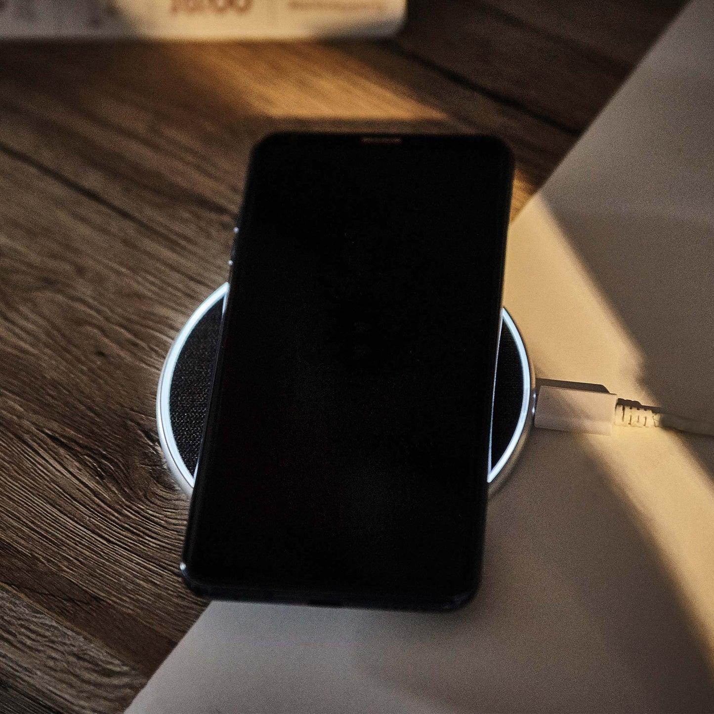 Smartphone auf dem Wireless Charger